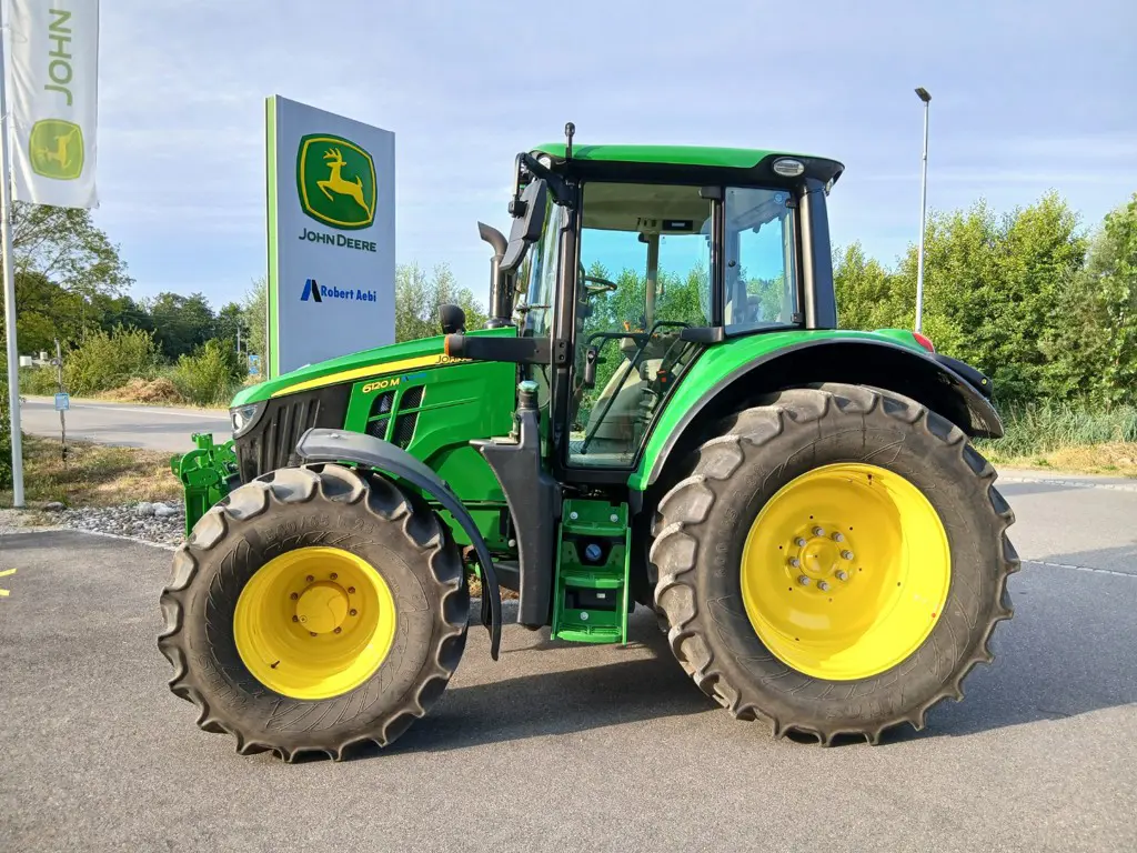 John Deere 6120M