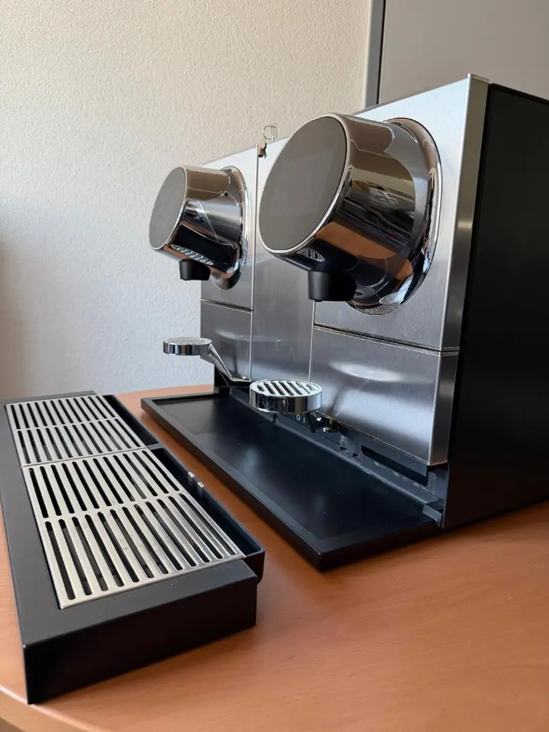 a11f9909-7b93-426d-b46d-630e491b9ba9-Nespresso_Professional_Momento 200_09.jpg