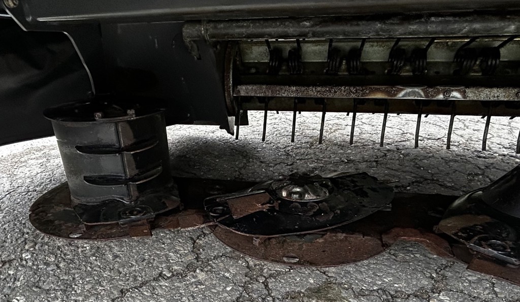 e1bccb4d-1451-4a05-b8ab-e557c9cd9c66-Mähscheiben rechts.jpg