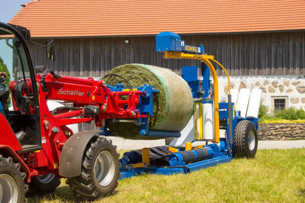 a944df46-2140-4d72-af74-d4448bf7e673-G3010Farmer_RundballenWickelmaschine_Schaeffer_GOEWEIL_IMG_1135.jpg