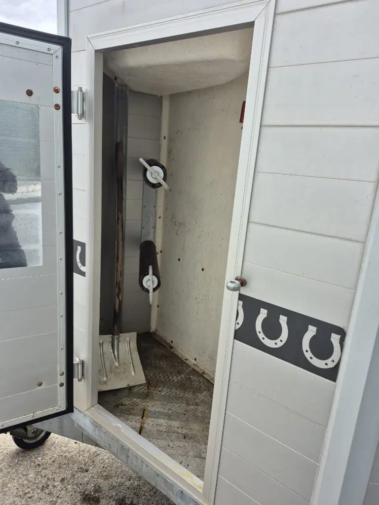 bde65663-5a7d-476a-aa8f-de16e795481f-Pferdeanhänger Pferdetransporter Daltec Carco 2 LMB Maschinen GmbH 7.jpg