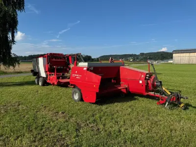 Welger AP 830 mit Paketmaschine