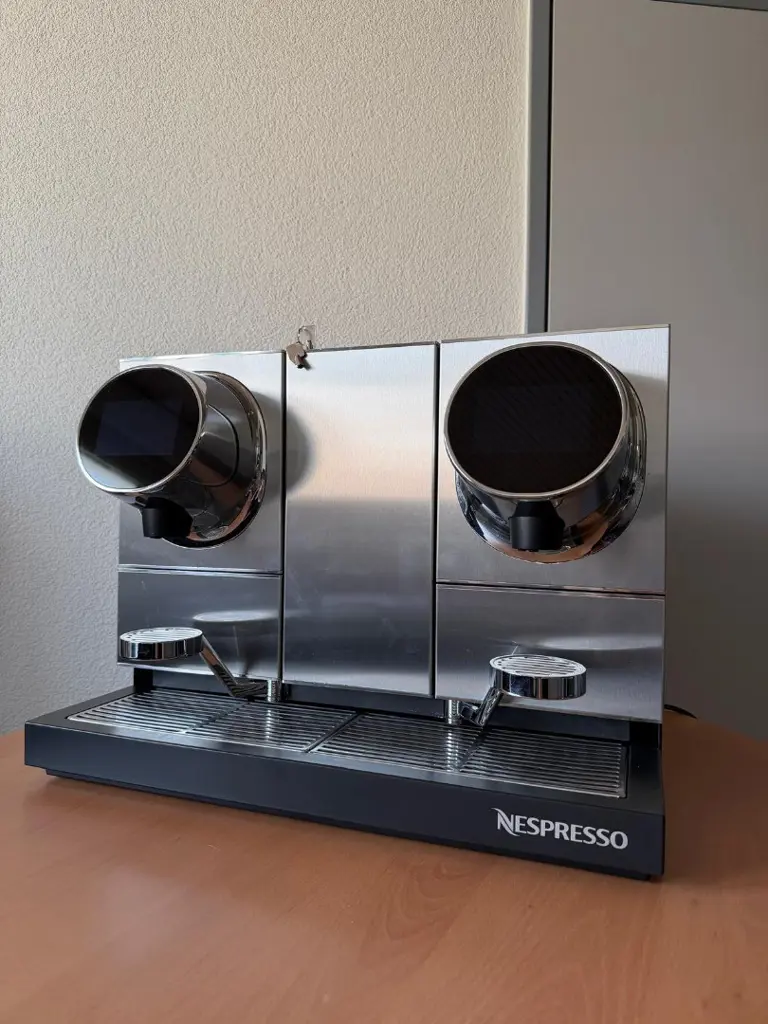 6adcefd4-a4d7-4c02-9218-ffd1e4a664bf-Nespresso_Professional_Momento 200_01.jpg