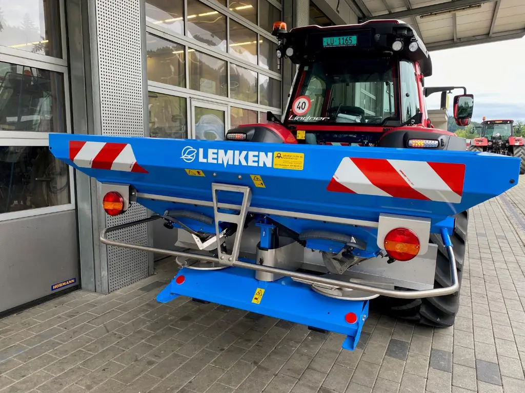 Lemken Düngerstreuer mit Grenzstreueinrichtung