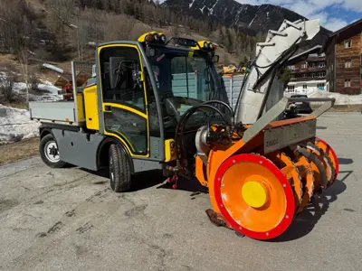 Boschung Pony P4-T mit Zaugg Schneefräse