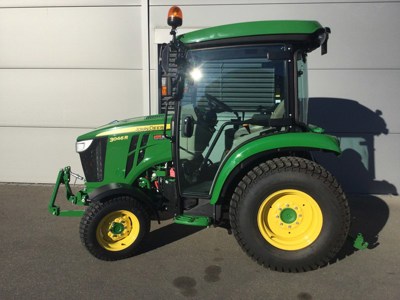 John Deere 3046R