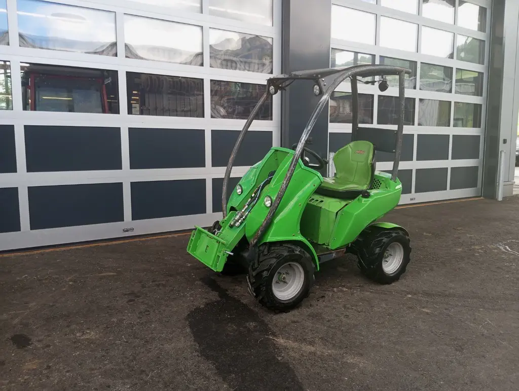 Hoflader AVANT 220