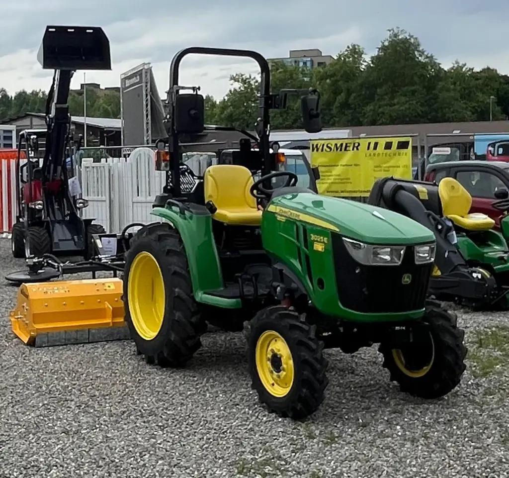 John Deere 3025 E Allrad mit Müthing Mulcher