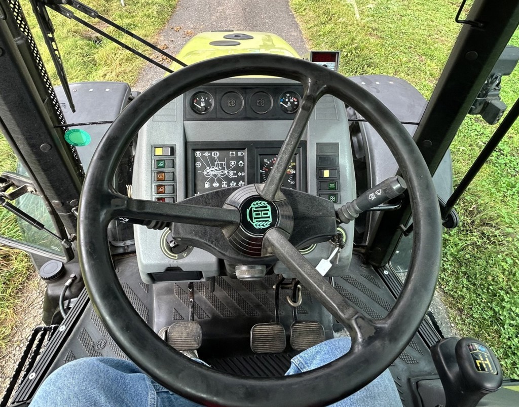 cdf0a50c-b2a2-4fc2-9475-e82e22b50cc7-Armaturenbrett vorne .jpg