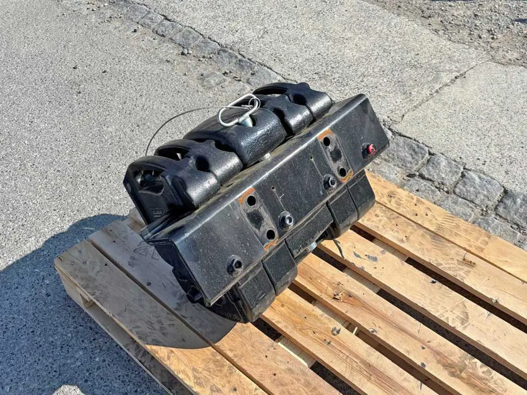fda69c94-d025-4739-9e35-16aab584d9ab-36586-Case-IH-Frontgewicht-190-Kg-mit-Träger-(3).jpg