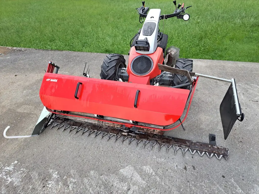 Aebi CC66 mit Bandeingrasagregat