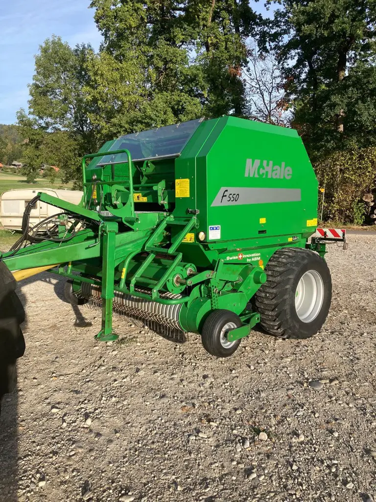 Rundballenpresse McHale F550
