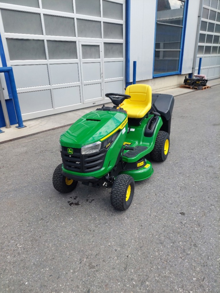 b768e1dc-cfd6-413f-a192-e26db58aec48-John Deere X147R (6).jpg