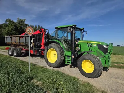 John Deere 6105R mit Rückwagen