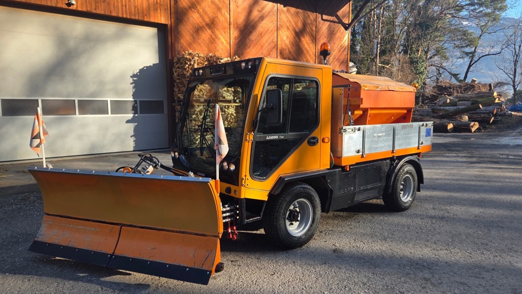 Ladog T1550 mit Pflug und Streuer