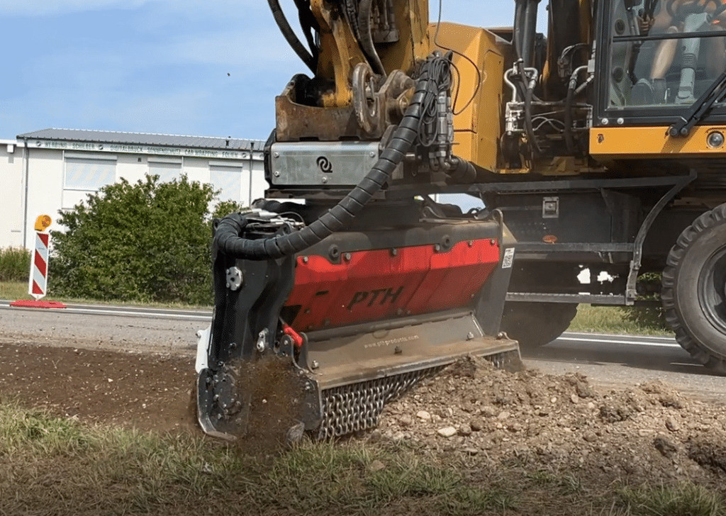 f203eaec-7105-4029-8949-7a6d8c9158c3-PTH MC Bankettfräse Bagger.jpg