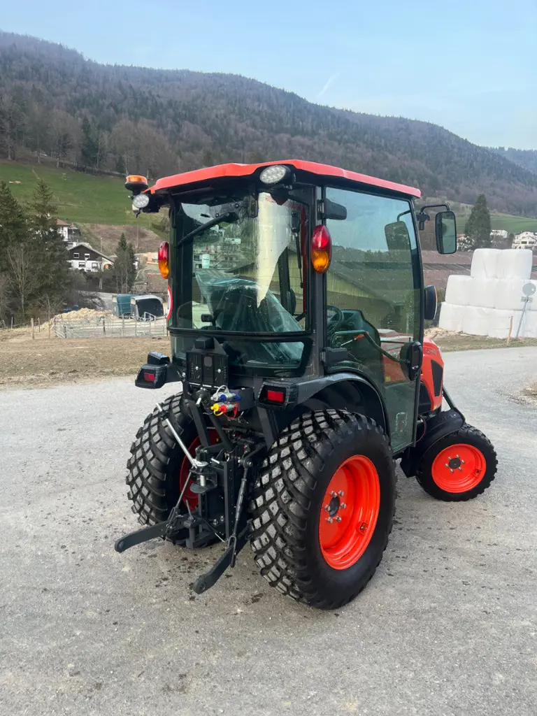 fde166ca-8716-422b-ba3d-5045daa7c147-Kubota LX 401 (1).jpg