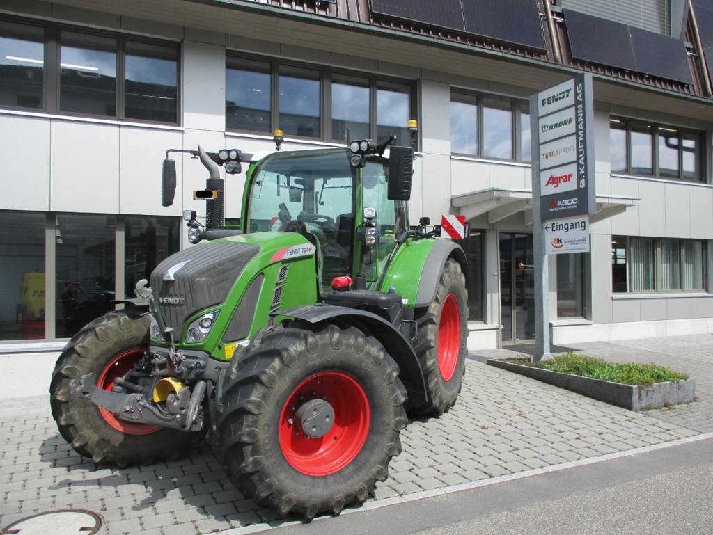 7ad0a327-fc39-4f95-b324-608d8564742a-Traktor ohne Nummern geschwärzt.png