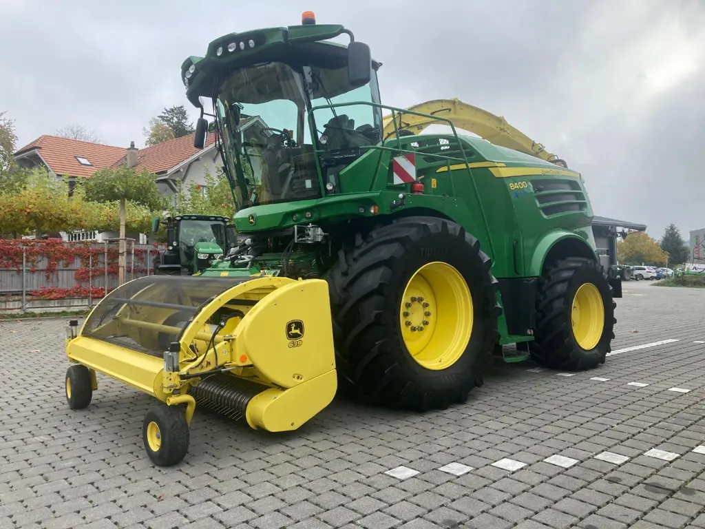 John Deere 8400