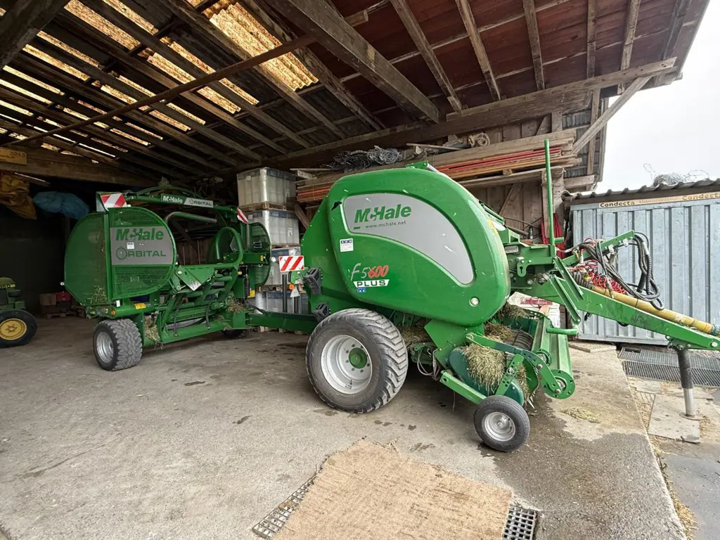 Rundballenpresse McHale F5600 Plus