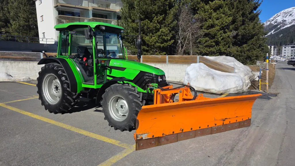 DEUTZ-FAHR Agroplus 70 mit Schneepflug