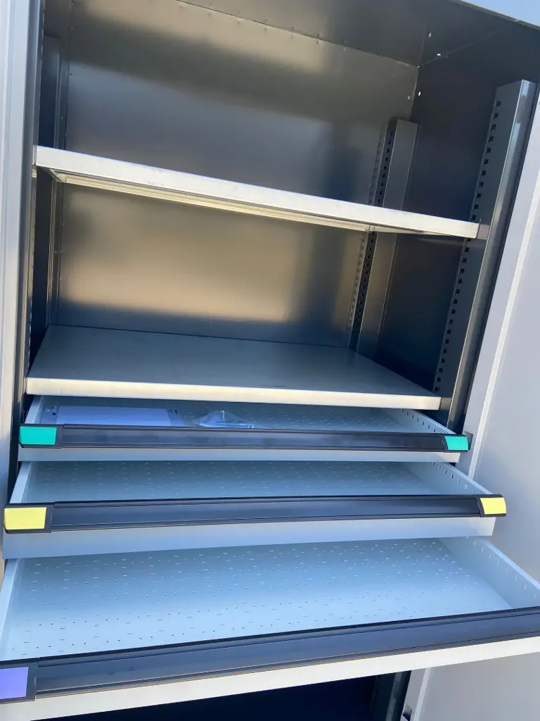 f4bf69cd-8c36-4a9e-8b0e-d3d910ab0ad3-01_Flügeltürenschrank Thurmetall_Lista_07.jpg