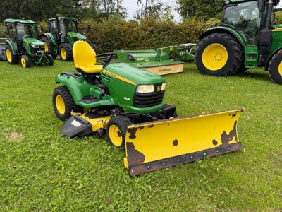 John Deere X748