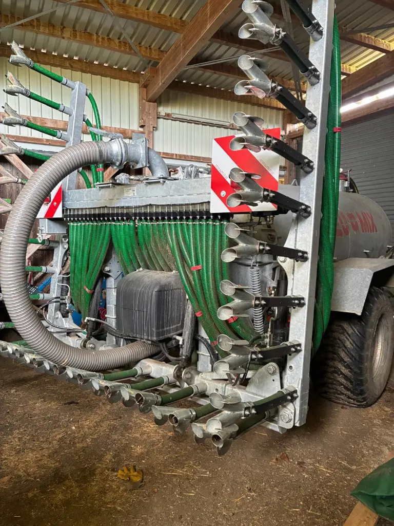 bfc0e1b0-c4f7-4536-9d64-506c2d18cdcd-Jauchefass mit Schleppschläuchen.jpg