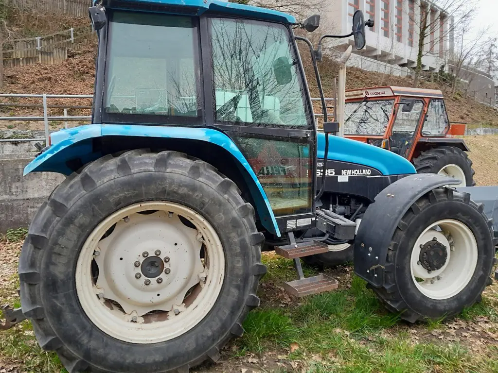 Traktor New Holland 5635