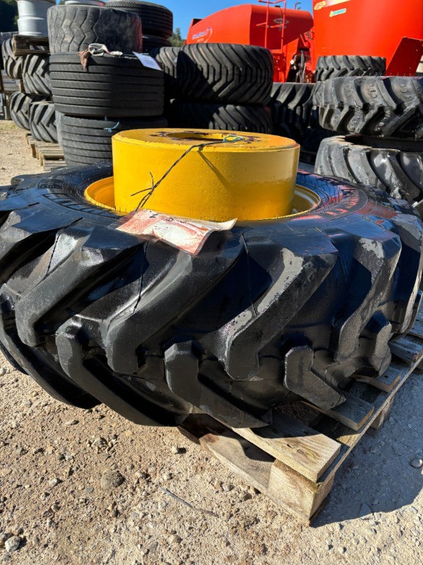 2a43df9b-e85d-456b-a157-f4cfb0baaf4c-Roue complète Ropa Keiler_Michelin Power CL_400-80-24_2.jpg