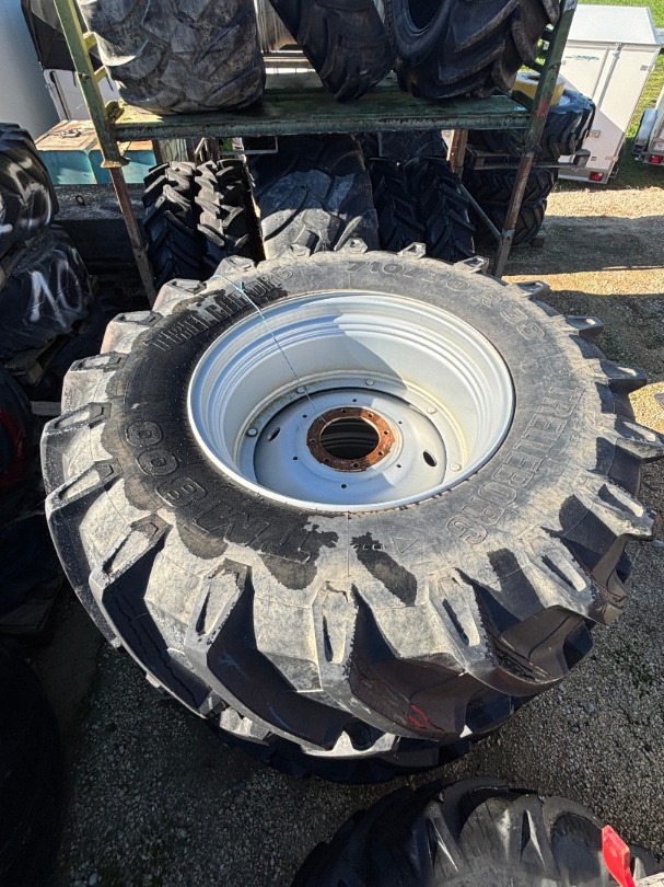 f9d8e279-e9cf-449b-aef6-643614df612a-Roues complète Trelleborg TM800 710-70R38_T7Ø220-220 8 trous_2.jpg