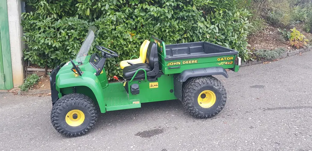 John Deere Gator 4 x 2