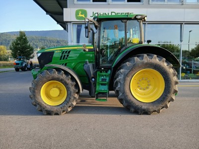 John Deere 6215R