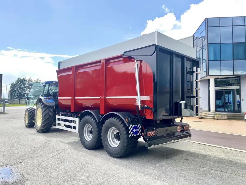 d14a07e4-1f83-478f-831b-c0d8204a7848-Anhänger rot schräg.jpg