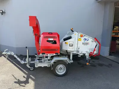 Broyeur BV N56 Essence 37 cv sur Remorque / BUGNOT BV N56 Holzhäcksler