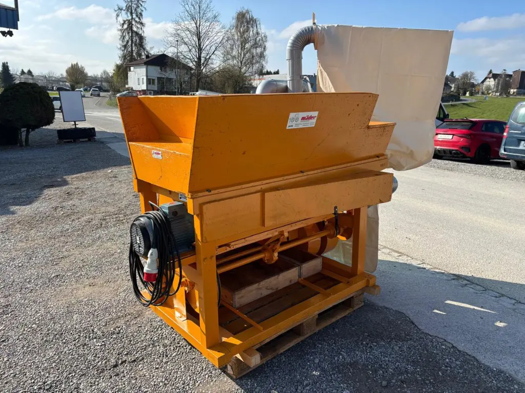 a11e345a-4730-42f6-9275-225920148d90-36438 Lanker Heurüstmaschine Kunststoffzinken (2).jpg