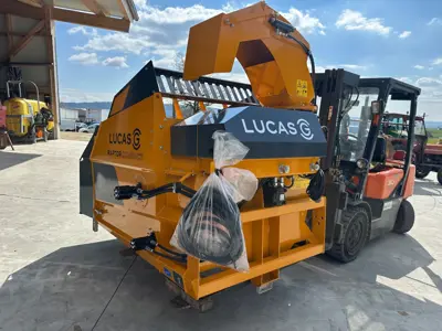 Lucas Raptor Compact, Füttern, Einstreuen