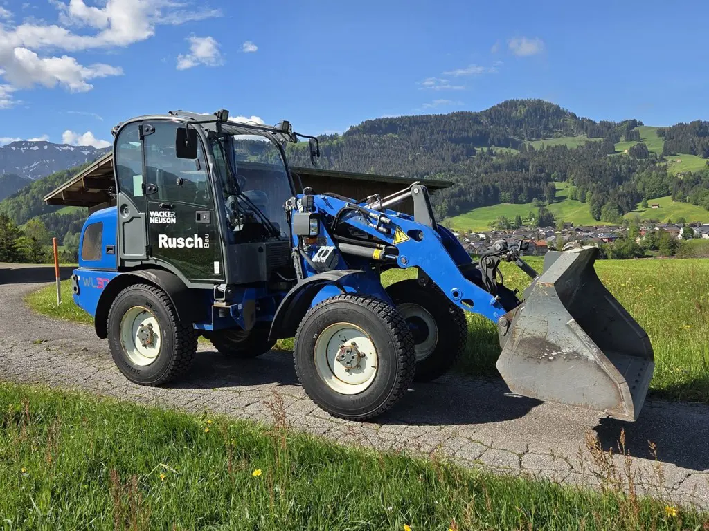 6183453e-70b2-47a6-af5a-0588362c204d-Radlader mit Schaufel.jpg