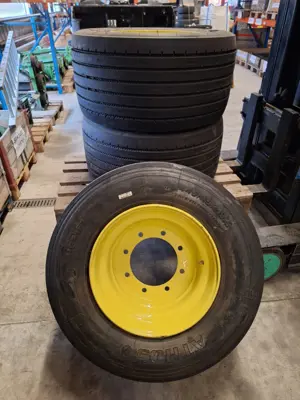 Gelbe Kompletträder Balkenwagen 19.5"