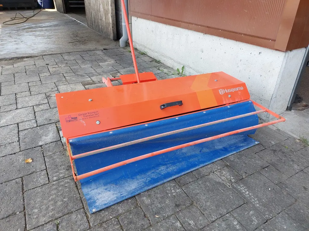Brosse pour tracteur à gazon Husqvarna