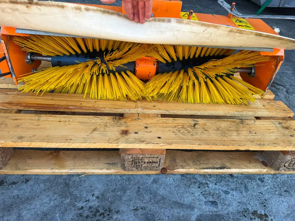 e8413d84-90a2-4248-9d0e-d26a96892e31-36922 Wiedenmann Kehrbürste Kombi Kehrmaschine 90 (2).jpg