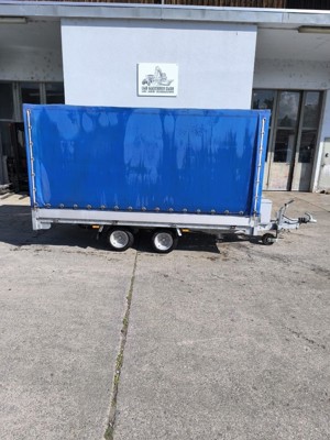 Anhänger Heves Ponya mit Schiebeverdeck und Kamera