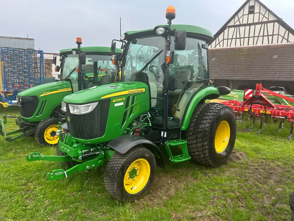 John Deere 4066R mit Kabine und E-Joystick
