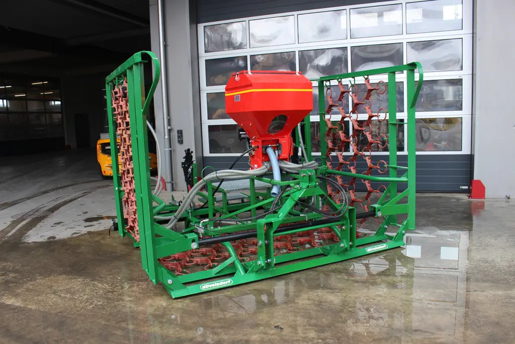 0934c407-ecc6-4b40-825b-d1fab92155b9-Grünlandegge_6m_Krummenacher_Striegel (4).jpg