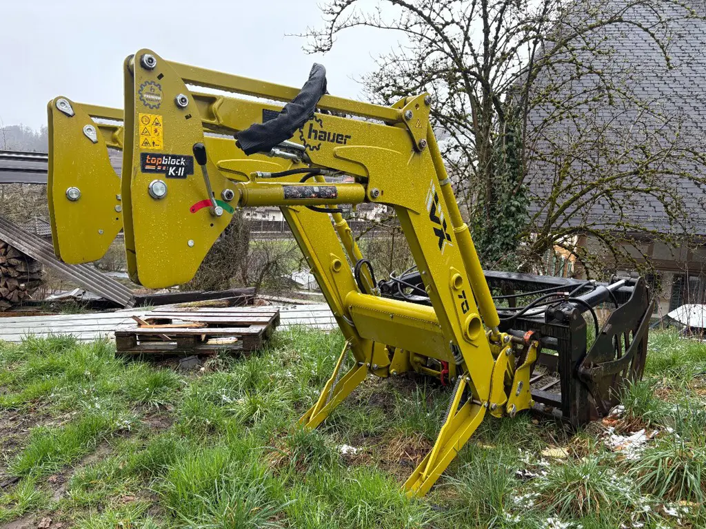 Frontlader Hauer zu Rigitrac SKH 75