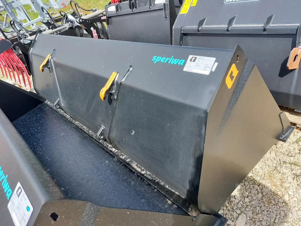 5cc7272a-5539-4c69-95fa-4f0fd9d67718-Quicke pelle GM 245 (1).jpg