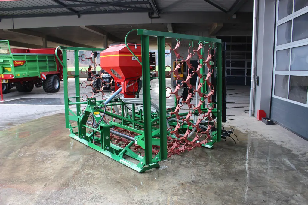 4f153cc6-03bc-4688-983e-57532036078f-Grünlandegge_6m_Krummenacher_Striegel (6).jpg