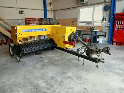 Kleinballenpresse mit Dossiergerät New Holland