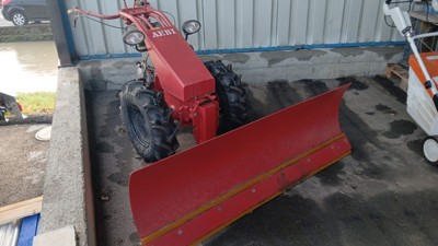 Motormäher Aebi mit Schneepflug