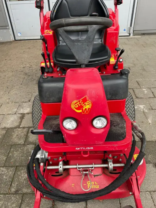 e95fedda-d3ce-4667-bd4a-71623c885fd4-Ferrari vorne.jpg